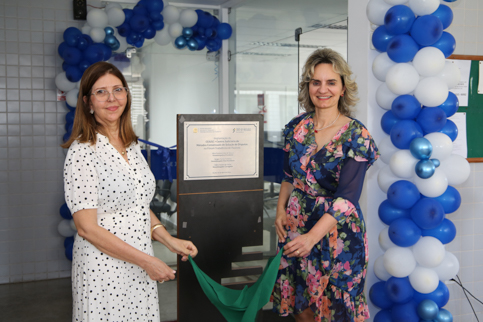 fotografia da juíza Maria Consolata e da desembargadora Nise Pedroso descerrando a placa de inauguração
