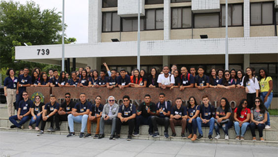 Desembargador Paulo Alcantara posa em frente ao edifício-sede do TRT6 com os estudantes