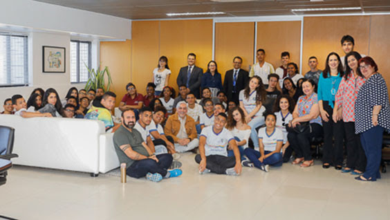 Aproximadamente 40 Jovens da Escola Estadual Mariano Teixeira, em visita à sede do TRT-PE
