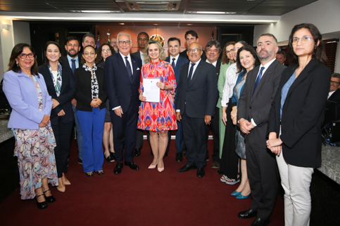 Grupo de pessoas dentro da Sala de Sessões do Pleno. A 