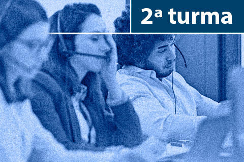 Fotografia de atendentes de teleatendimento com jeito de cansados. No topo da imagem há o texto &quot;2ª Turma&quot;