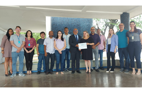 Foto da equipe da VT com o corregedor