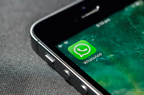 Celular com símbolo do WhatsApp