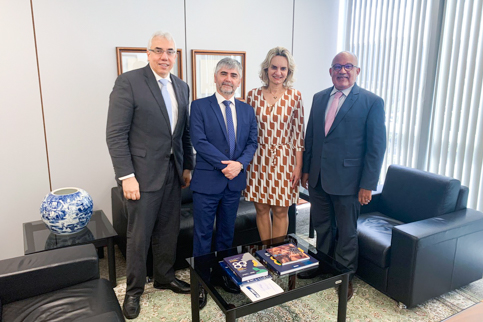 Foto dos representantes do TRT-6 com o secretário-geral do CSJT