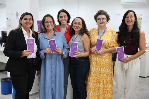 Foto da distribuição de panfletos da campanha Agosto Lilás 2026