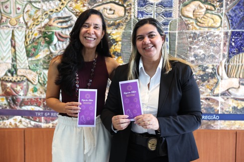 Foto da distribuição de panfletos da campanha Agosto Lilás 2026