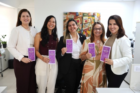 Foto da distribuição de panfletos da campanha Agosto Lilás 2026