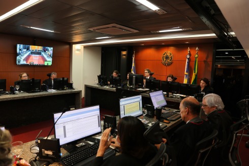 Foto de desembargadores e desembargadoras reunidos em sessão no plenário do TRT-6