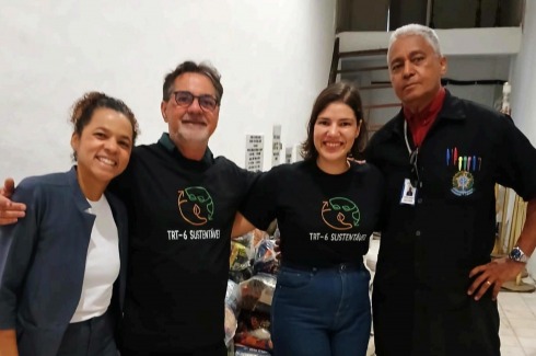 Entrega de alimentos da campanha Conciliação Solidária