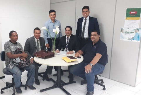 Fotografia de seis pessoas em volta de uma mesa redonda