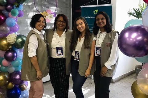 Fotografia da juíza Ana Cristina e dos servidores do Cejusc Olinda