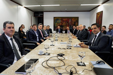 Foto da mesa de reunião com os desembargadores do TRF5 e representantes do TRT6 Saúde