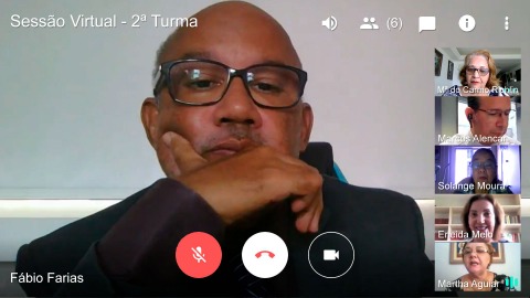 Imagem de videoconferência feita com cinco pessoas 