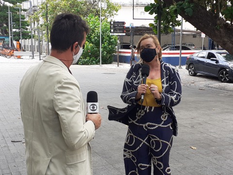 Fotografia da juíza Roberta Corrêa sendo entrevistada