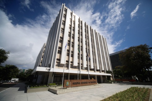 Foto mostra fachada do prédio sede do TRT6