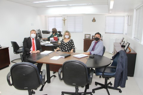 Fotografia de pessoas em reunião de trabalho