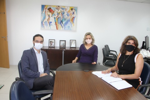 Fotografia de pessoas em reunião