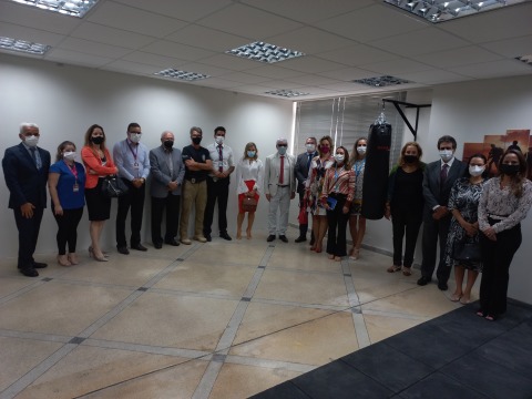 Foto de autoridades visitando a sala de treinamento dos agentes de polícia judicial