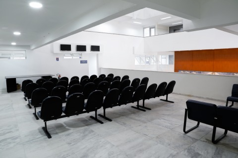 fotografia da nova sala de espera. É possível ver um corredor amplo, com muitas logarinas