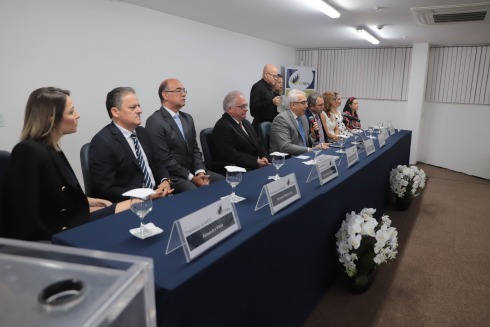 Foto da mesa de honra do evento