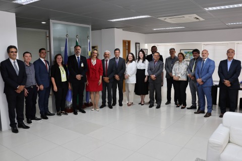 Fotografia de um grupo de pessoas da sala da Presidência do TRT-6