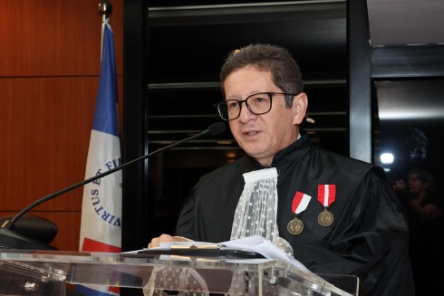 retrato do desembargador Edmilson Alves falando ao púlpito