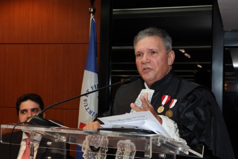 retrato do desembargador Fernando Cabral falando ao púlpito