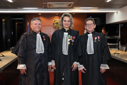 foto da desembargadora Nise Pedroso ladeada pelos desembargadores Fernando Cabral e Edmilson Alves