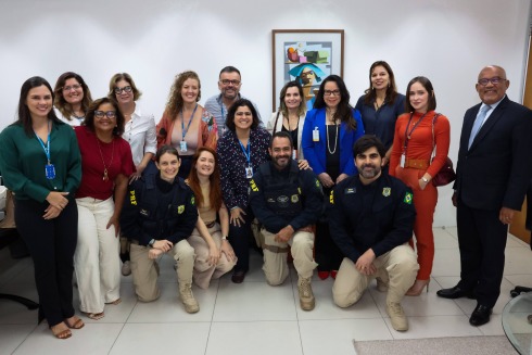 fotografia de várias autoridades dentro de uma sala de reuniões