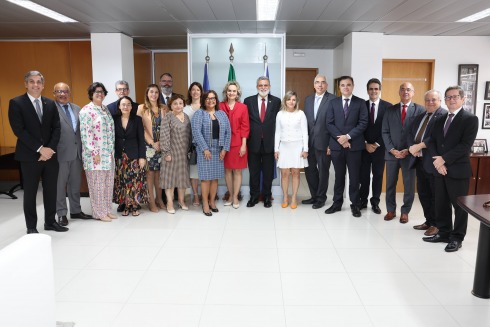 fotografia de várias autoridades em uma sala de reuniões