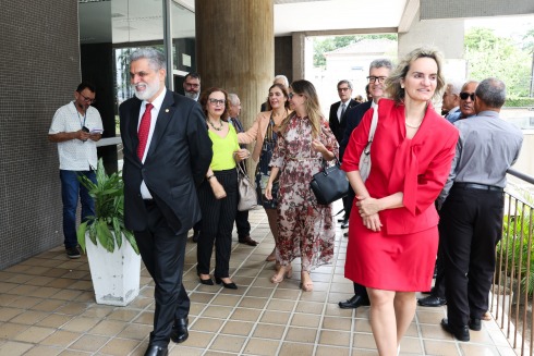 fotografia de autoridades em visita ao térreo de um prédio