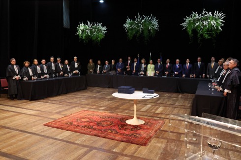 fotografia da mesa de honra no palco do Teatro de Santa Isabel