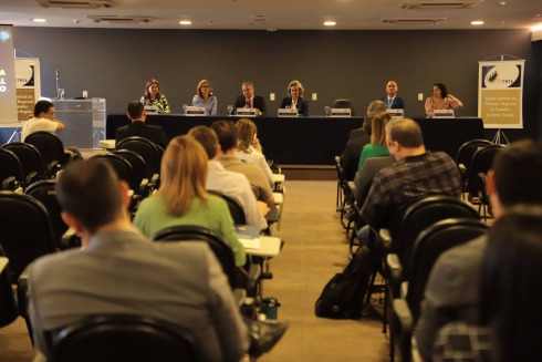 fotografia de um auditório lotado