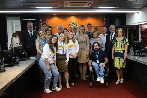 grupo de magistrados e servidores posam para foto usando camisa da campanha do Setembro Amarelo