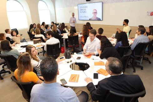 Fotografia de uma sala de aula com adultos