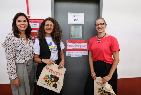 Foto mostra três mulheres em pé, lado a lado