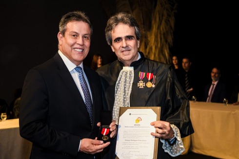 Foto da entrega das medalhas do mérito judiciário e funcional
