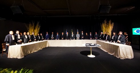 Foto da mesa de honra da entrega de medalhas