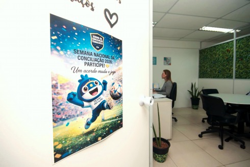 Foto de porta do Cejusc