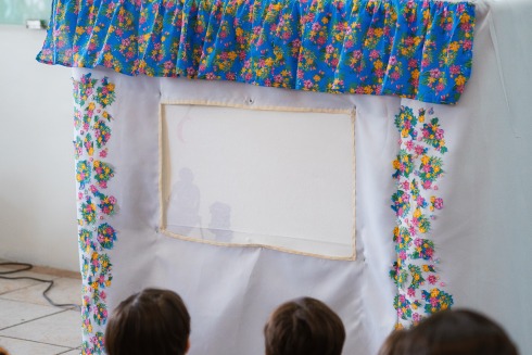 Foto de detalhe da apresentação do teatro de sombras