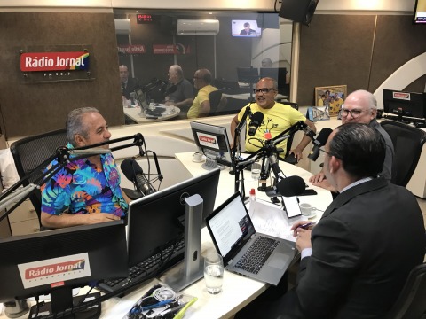 Fotografia de pessoas em um estúdio de rádio