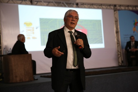 Fotografia do desembargador Paulo Alcantara em palestra