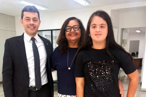 Foto da nova colaboradora da 1ª VT de Olinda, acompanhada de membros da unidade