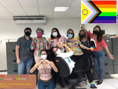Retrato da equipe da 9ªVT do Recife e, de maneira sobreposta, bandeira do movimento LGBTQIA+