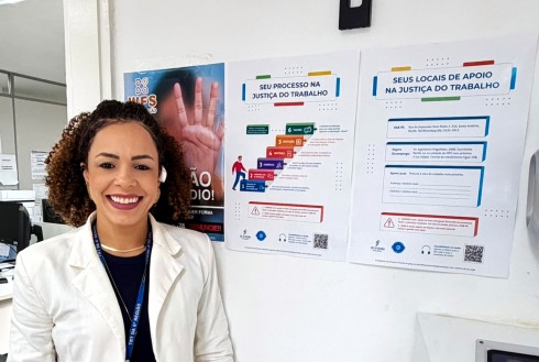 Imagem de cartaz "Caminho do Trabalhador" em uma Vara do Trabalho