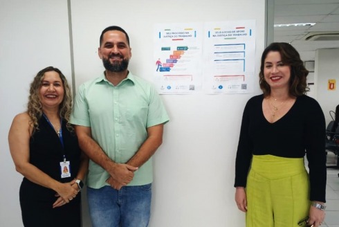 Imagem de cartaz "Caminho do Trabalhador" em uma Vara do Trabalho