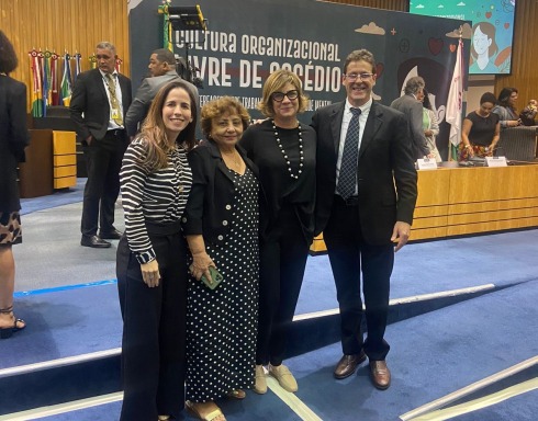 fotografia de quatro autoridades dentro do auditório do TST