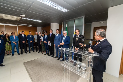 Desembargador Pugliesi fala ao microfone para um grupo de pessoas durante evento no TRT-6