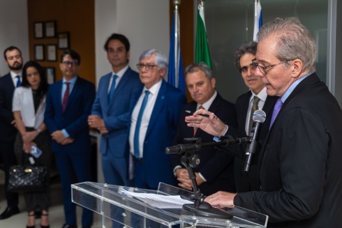  Juiz Marcelo Bacallá fala ao microfone durante evento no TRT-6