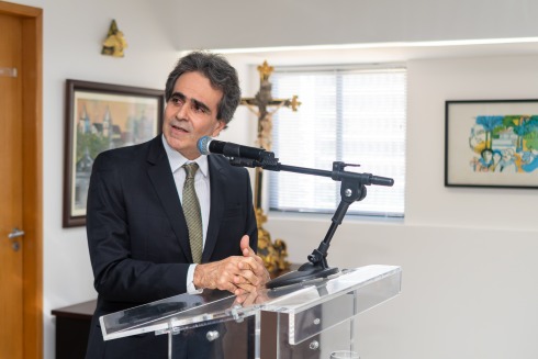 Desembargador Ruy Salathiel fala ao microfone em púlpito transparente durante evento no TRT-6